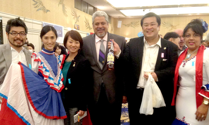 2015年10月：一般社団法人日本ラテンアメリカ婦人協会主催「ラテンアメリカ・チャリティバザー」にて、視察のため来訪された鈴木貴子衆議院議員、ドミンゲス駐日ドミニカ共和国大使、アルバレス同大使夫人と。