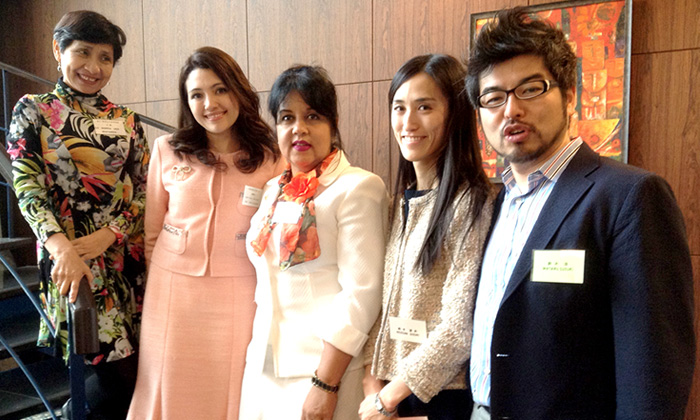 2015年4月：一般社団法人日本ラテンアメリカ婦人協会主催「ラテンアメリカン・ランチ」にて、アルバレス駐日ドミニカ共和国大使夫人、コロン駐日ベネズエラ大使夫人、セラヤンディア駐日エルサルバドル大使と。
