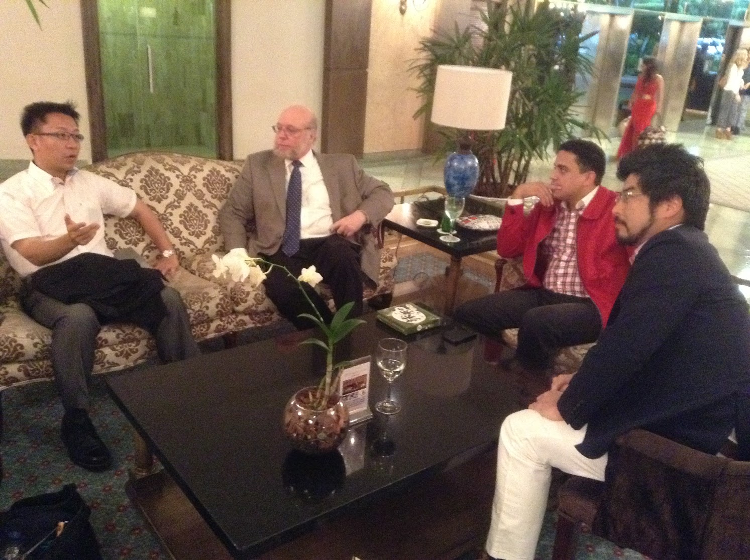 Con Senador Nakanishi, Embajador Verges y Consejero Balaguer en el lobby de Hotel Embajador, Santo Domingo.
