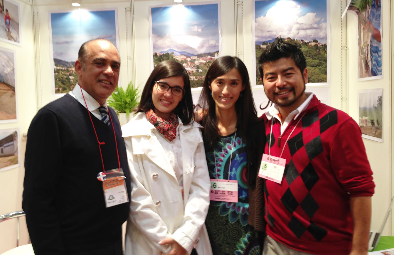 Con empresarios dominicanos en Foodex 2013.