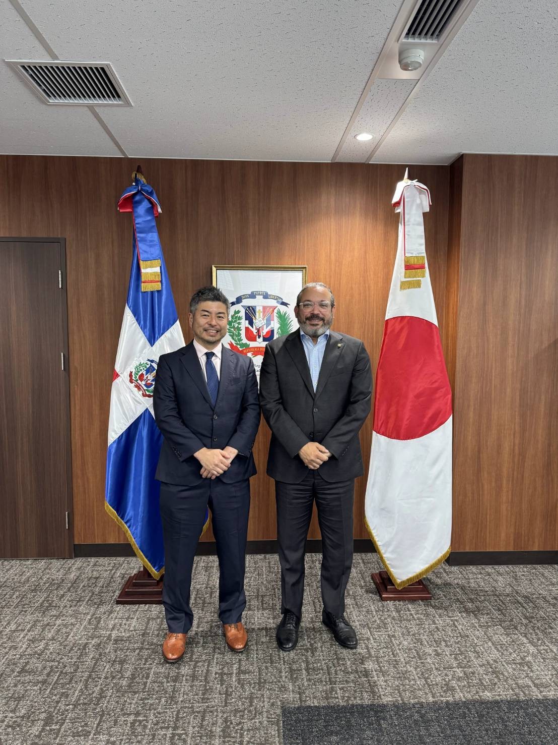 鈴木渉会長を執務室にお迎えし面会